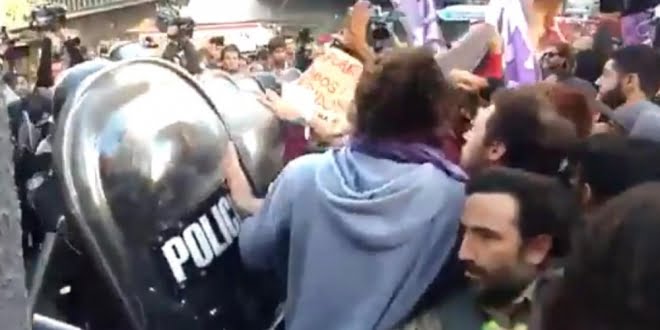 Reprimen una protesta contra despidos en una embotelladora de Coca Cola