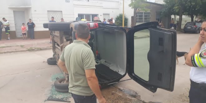 Espectacular accidente en barrio Vélez Sarsfield