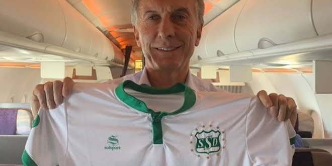 La camiseta de SSD llegó a las manos del presidente Macri