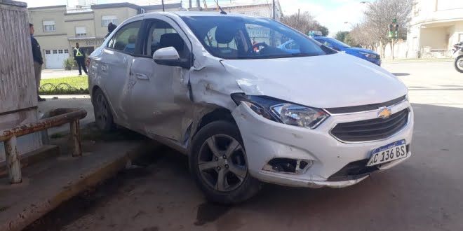  Tremendo accidente en la esquina de Av. Urquiza y Cabrera: Auto terminó arriba de la vereda