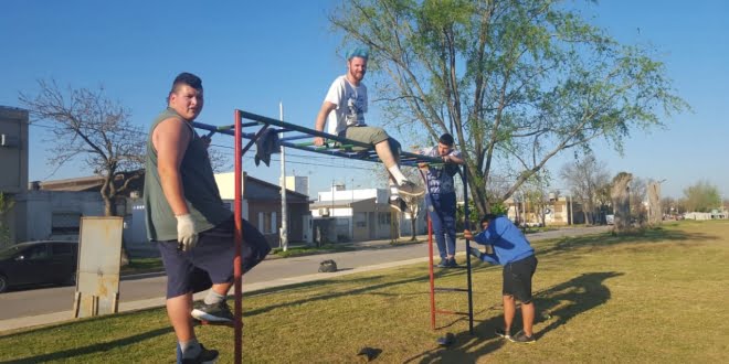 Los alumnos del Programa de Inclusión y Terminalidad Educativa (PIT) pintaron los juegos del “Paseo Belgrano”