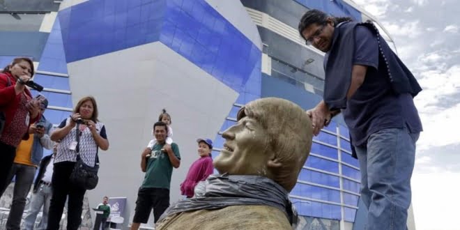 Rompen a martillazos un busto de Evo Morales y lo retiran de un polideportivo en Bolivia
