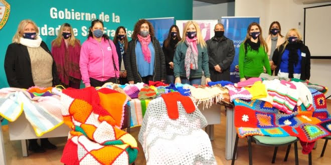  El Consejo Municipal de la Mujer hizo entrega de elementos de abrigo a Grávida