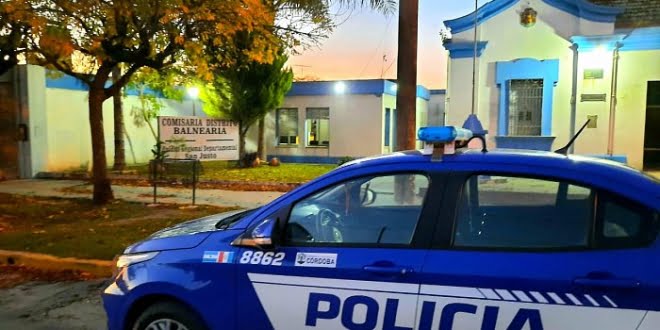 Balnearia: policías rescataron a una mujer al incendiarse su vivienda
