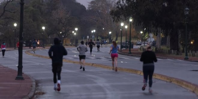 Cientos de runners hicieron ejercicios en los bosques de Palermo