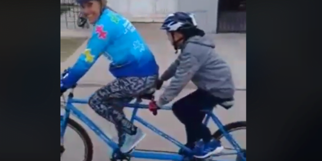 Le encargaron una bici especial para que su hijo Benja pueda pedalear con su madre
