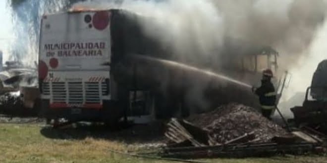 Balnearia: niños habrían generado incendio en un colectivo municipal