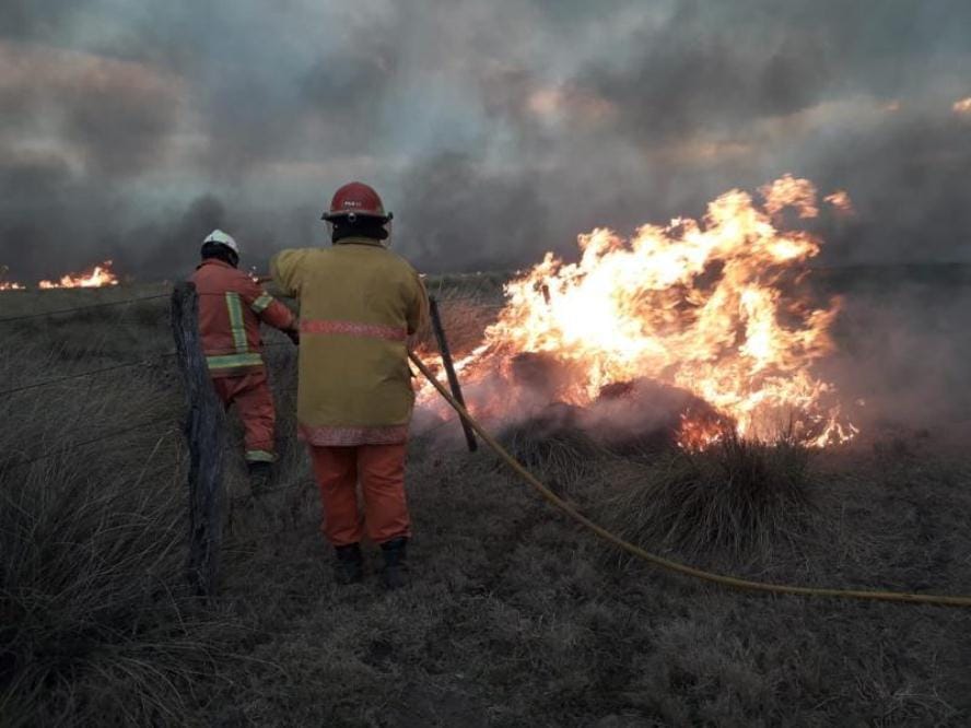 Incendio en Cañada Jeanmaire complicó el paso en Ruta 19