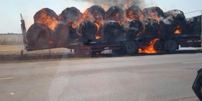 Se incendió un camión cargado de rollos