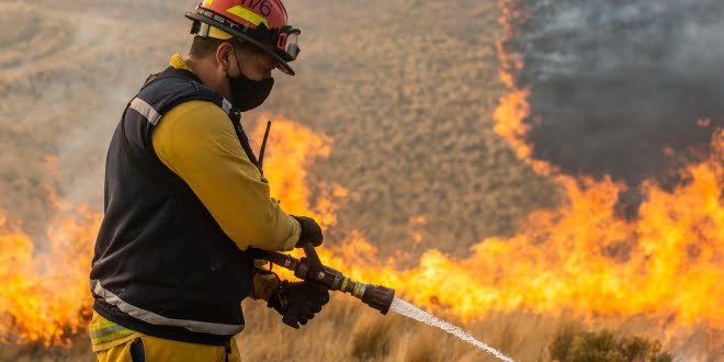 Los bomberos siguen luchando contra el fuego en Salsacate