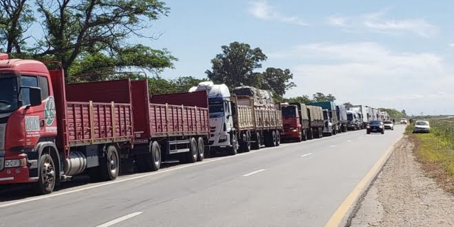 Transportistas flexibilizan cortes de rutas en Córdoba pero sigue la protesta