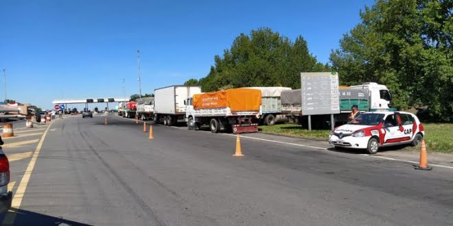 Continúan los cortes de rutas por reclamo de transportistas
