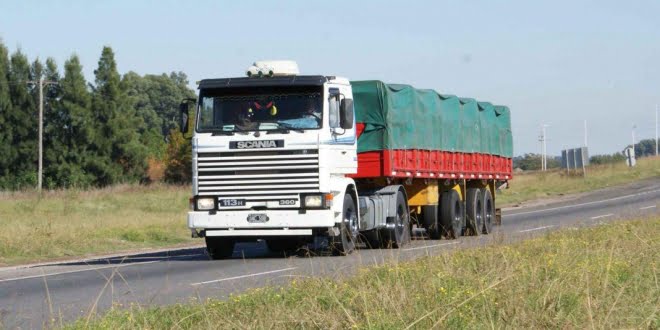Investigan a una «patota» que interceptaba camiones para que no transporten maíz