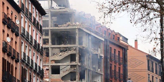Son al menos tres los fallecidos en la explosión en un edificio de Madrid