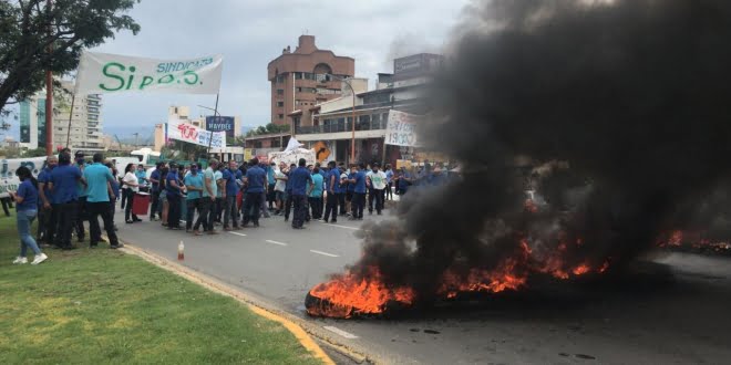  Carlos Paz: protestaron en defensa de los puestos de trabajo de la Coopi