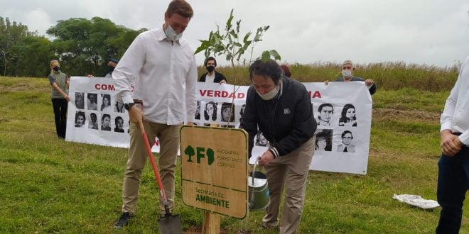 Se plantaron árboles en homenaje a los desaparecidos de la ciudad