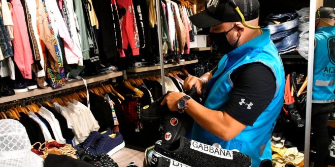 Desbarataron un local de Puerto Madero que vendía ropa trucha de marcas de lujo a futbolistas famosos