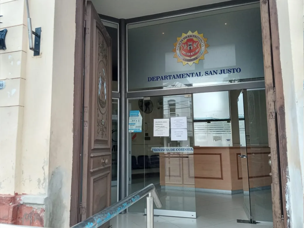 Quiso robar pertenencias de un auto y lo detuvieron