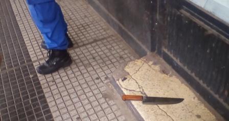 Fue detenido por insultar y amenazar a la Policía con una cuchilla