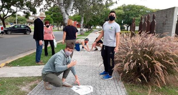 Las Varillas: restituyeron los pañuelos blancos en la Plazoleta del Bicentenario