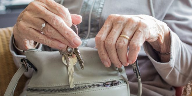 Un «Motochorro» le robó una cartera a una anciana