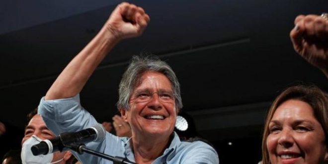 El presidente ecuatoriano Guillermo Lasso prometió vacunar a 9 millones de personas en tres meses