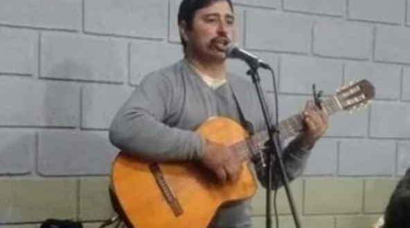 Le robaron la guitarra, la vendían por Facebook y pide ayuda para recuperarla