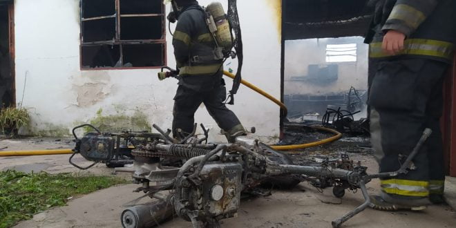 Impactante incendio en un taller de motos