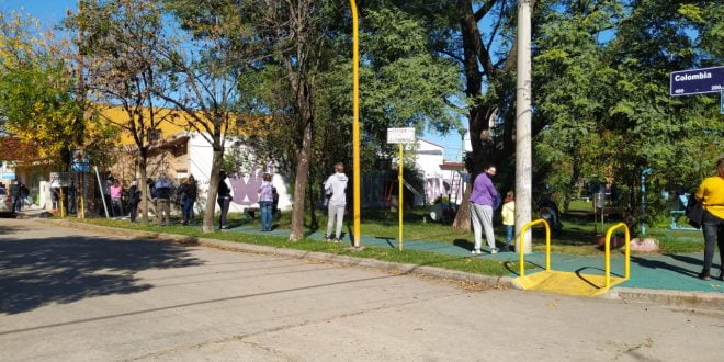 Larga cola en el Centro de Testeos de Barrio Dos Hermanos