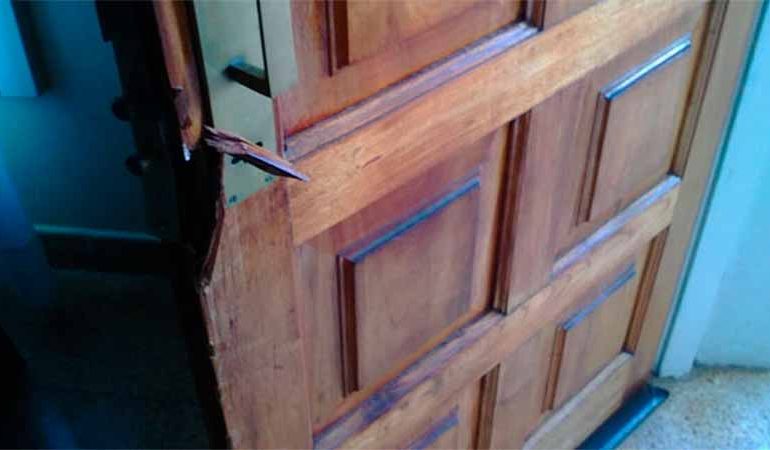 Le rompió la puerta a su ex y fue detenido