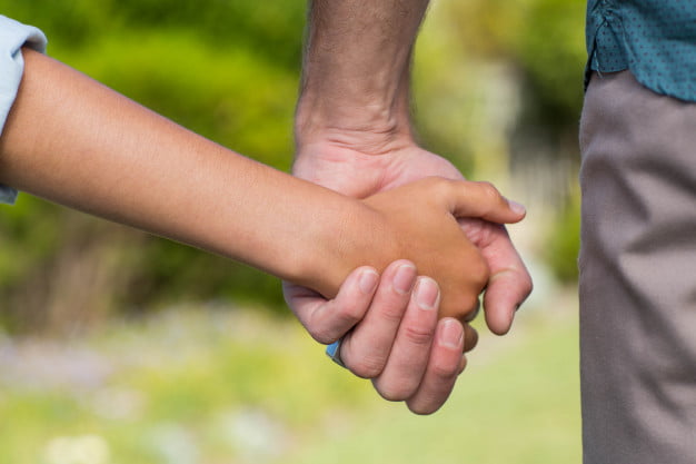 Tras divorciarse, se enteró que no era el padre biológico de su hijo: la Justicia ordenó quitarle el apellido al menor
