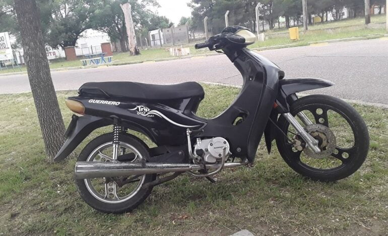 Dejó la motocicleta sin candado en la vereda y se la robaron