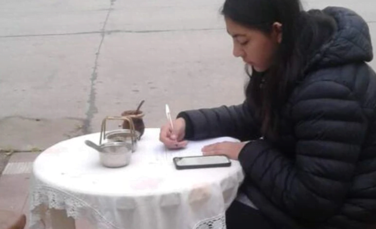 Estudia virtualmente en la vereda con el Wi Fi del Cine de Arroyito