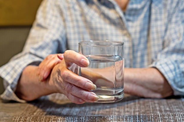 Le pidieron un vaso de agua a una anciana y le terminaron robando la cartera