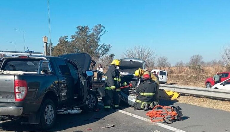Frenaron para ayudar a otro conductor y una camioneta los arrolló: murió una mujer