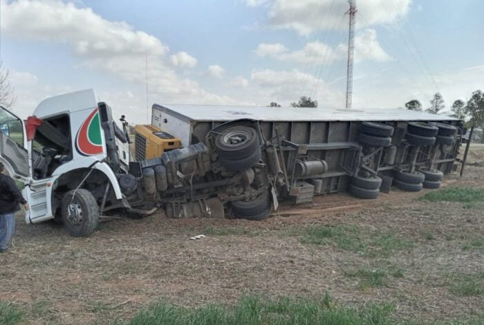 Volcó un camión en la circunvalación de Brinkmann