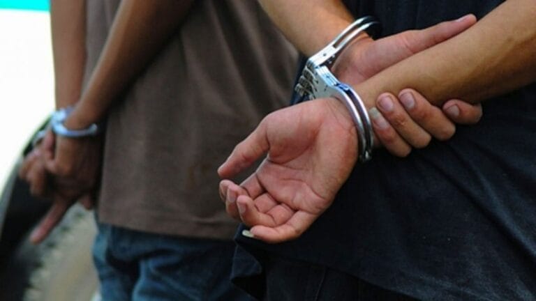 Dos jóvenes quedaron detenidos al ser sorprendidos desarmando una motocicleta robada