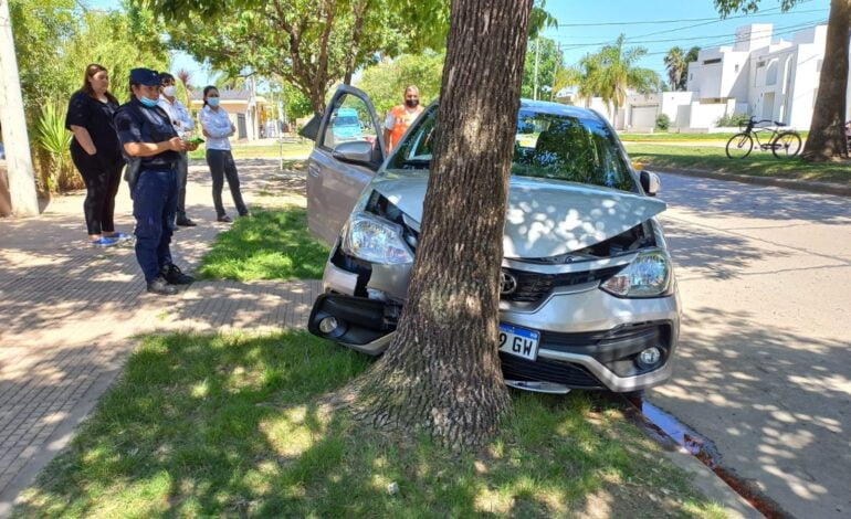 Perdió el control del auto y éste impactó contra un árbol