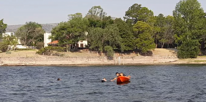 Rescatan a cuatro personas del lago San Roque en Villa Carlos Paz