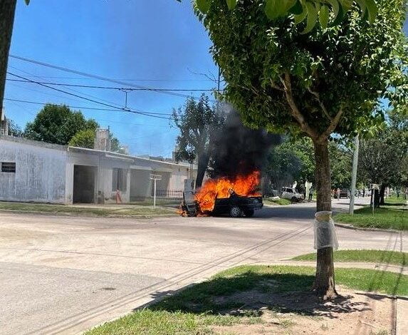  Morteros: controlan incendio de un vehículo en Barrio Roca