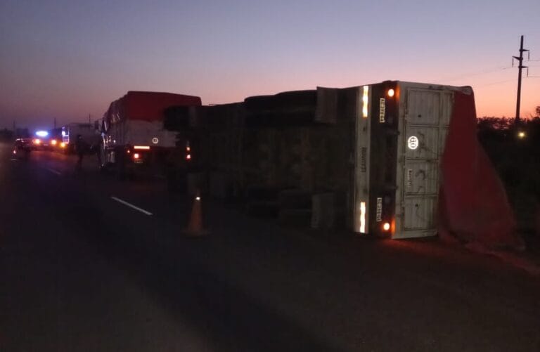 Camión tumbó su acoplado en Ruta 1