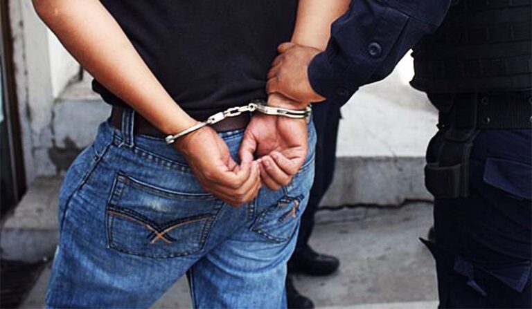 Tres detenidos con pedido de captura