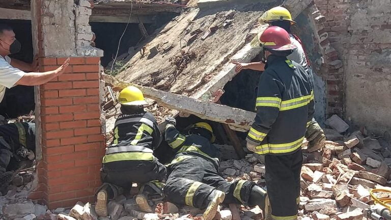 Una persona quedó atrapada debajo de una losa