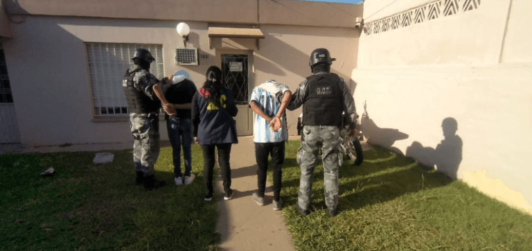 Frontera: arrestaron a tres jóvenes por tenencia de armas de fuego y plantas de marihuana