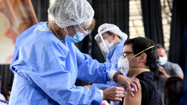 Vacunación de tercera dosis en Frontera