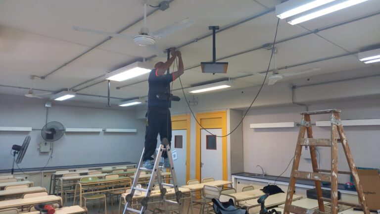 Instalaron equipos para dos aulas híbridas en el CRES