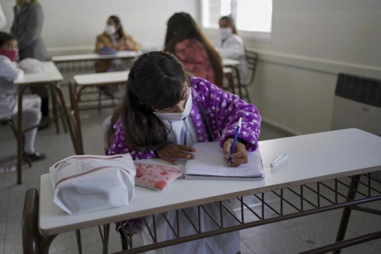 Emergencia sanitaria en Chile: por un brote de un virus respiratorio vuelven los barbijos en las escuelas