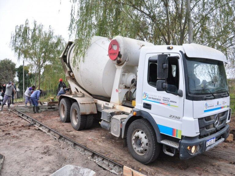 Siguen avanzando las obras de pavimento con el nuevo camión mixer