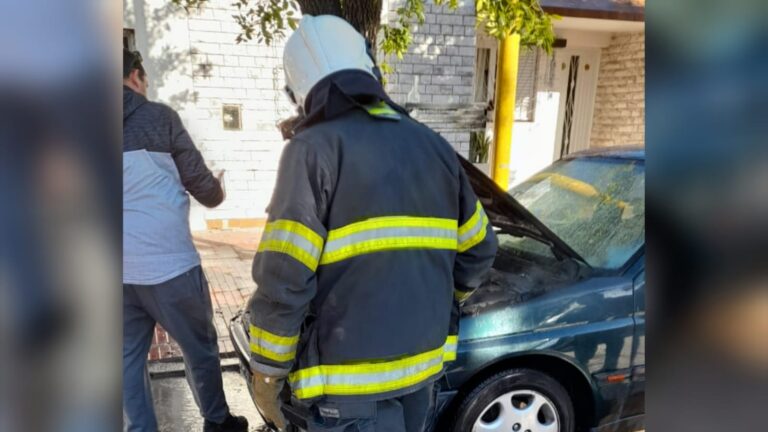 Personal de AMOS controlaron el incendio de un automóvil