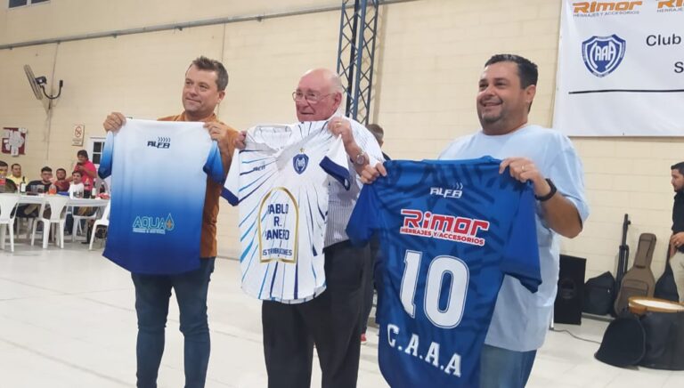 Antártida presentó su indumentaria para la temporada 2022